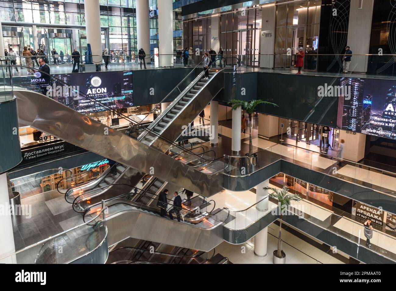 Moskau, Russland - 06. April 2021: Innenseite der Turmhalle der Föderation im Geschäftsviertel Moskau-Stadt Stockfoto