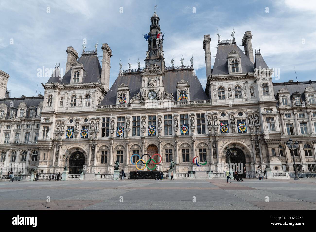 Blick auf das Gebäude Hôtel de Ville mit den Olympischen Ringen vorne in Paris. Stockfoto