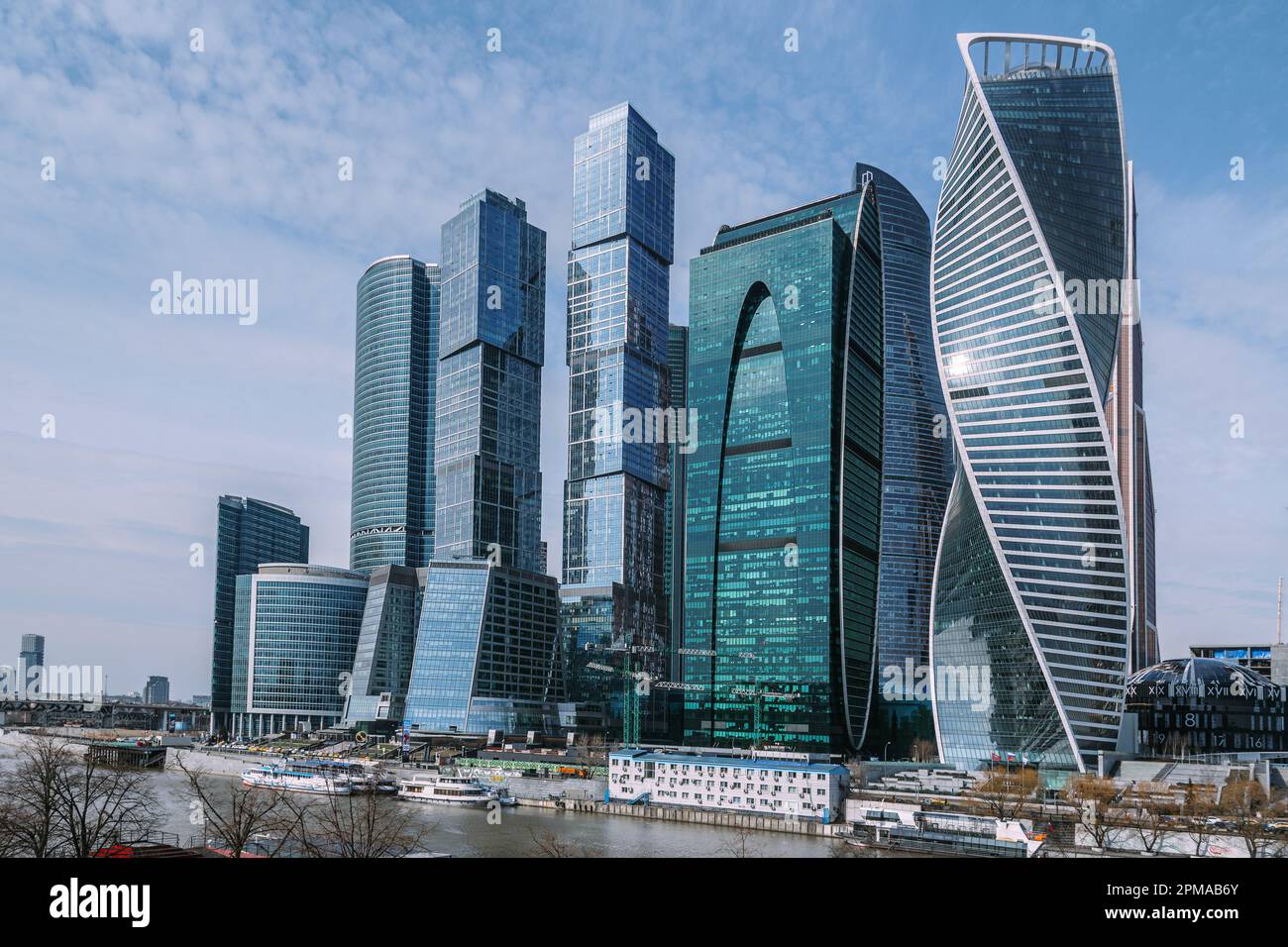 Moskau, Russland - 06. April 2021: Blick auf die Wolkenkratzer des Stadtteils Moskau am sonnigen Frühlingstag Stockfoto