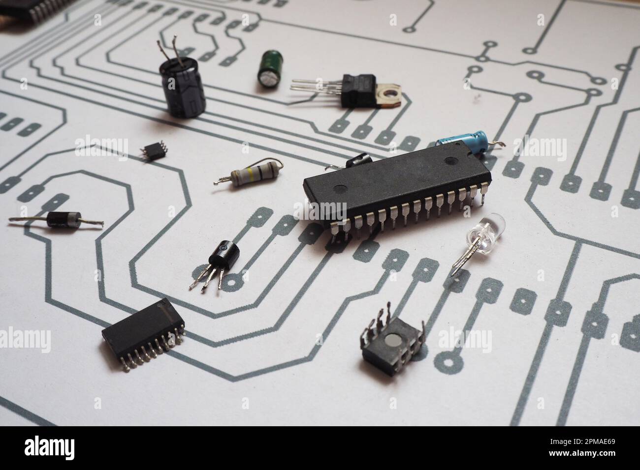 Elektronische Bauteile auf einer Leiterplatte. Mit Fokus auf integrierten Schaltungen (IC). Stockfoto