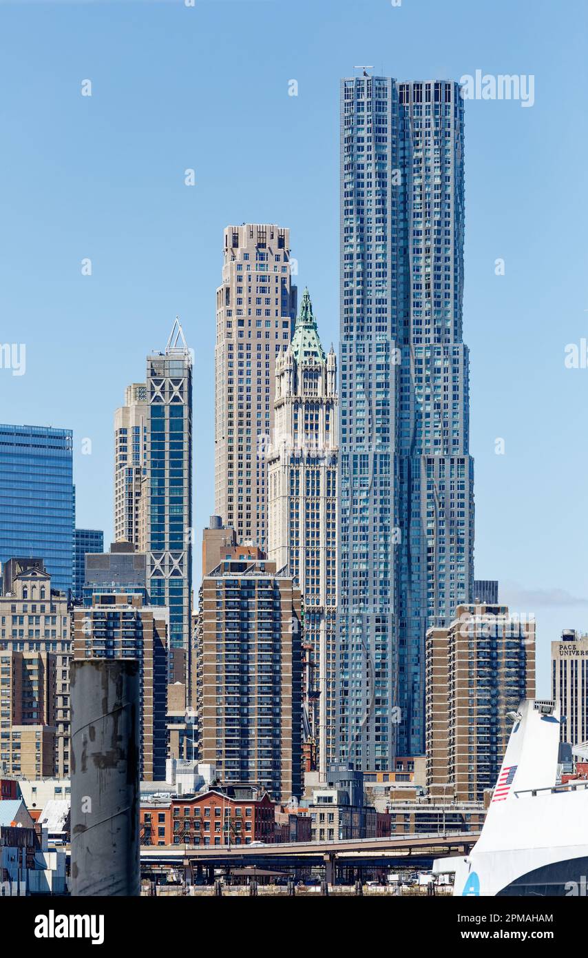 Berühmte Architekten dominieren: Robert A.M. Stern's 30 Park Place, Cass Gilbert's Woolworth Building, Frank Gehry's 8 Spruce Street, in Lower Manhattan. Stockfoto