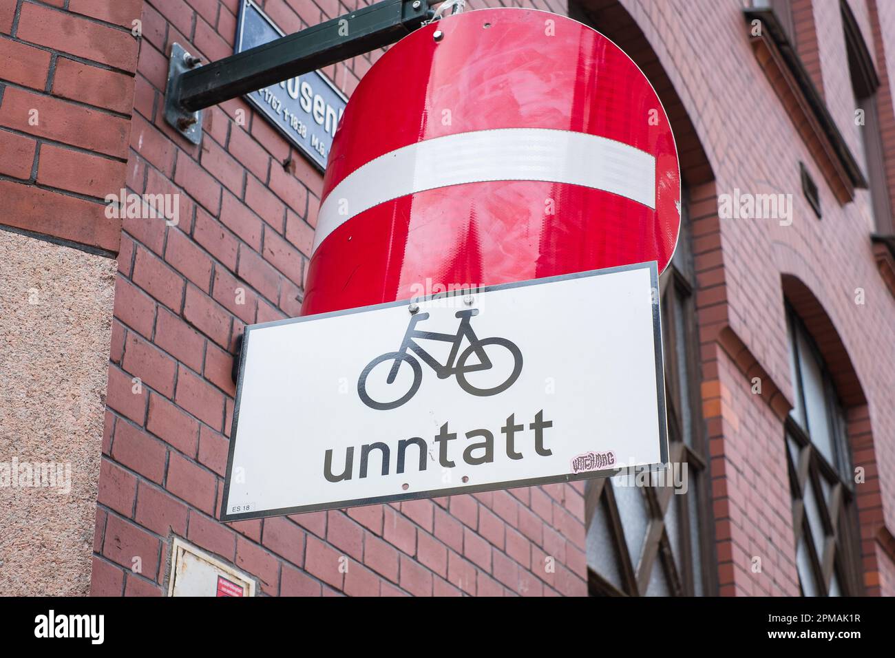 Oslo, Norwegen - 11. März 2023: Verkehrsschild in Oslo, d. h. Einfahrt für alle Fahrzeuge außer Fahrräder verboten. Stockfoto