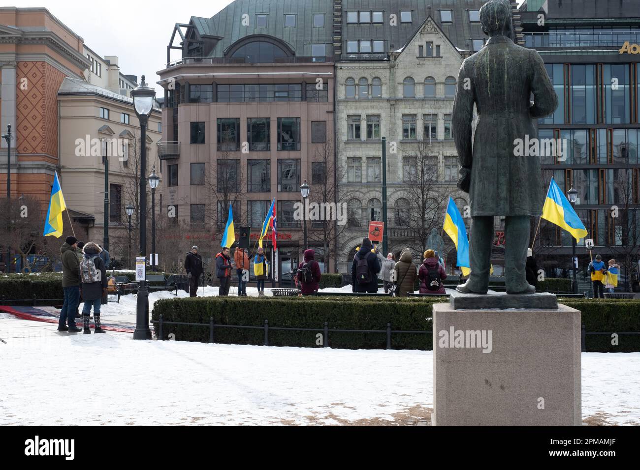 Oslo, Norwegen - 11. März 2023: Protest vor dem norwegischen Parlamentsgebäude gegen den Krieg in der Ukraine. Banner sagt: "Russischer Terrorist muss Demilitari sein Stockfoto