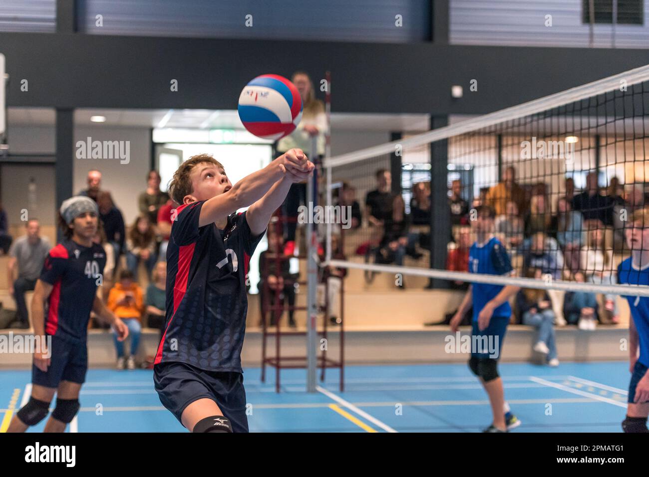 Zoetermeer, Niederlande - 04. April 2016: Volleyballspiel zwischen Zovoc JB1 Zoetermeer und Move - Compaen JB1 Stockfoto