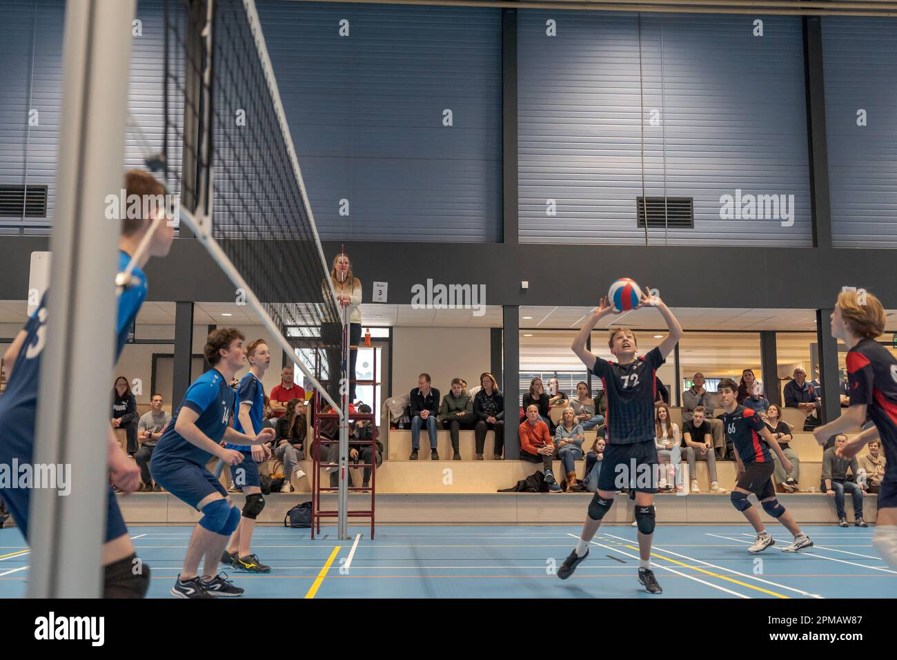 Zoetermeer, Niederlande - 04. April 2016: Volleyballspiel zwischen Zovoc JB1 Zoetermeer und Move - Compaen JB1 Stockfoto