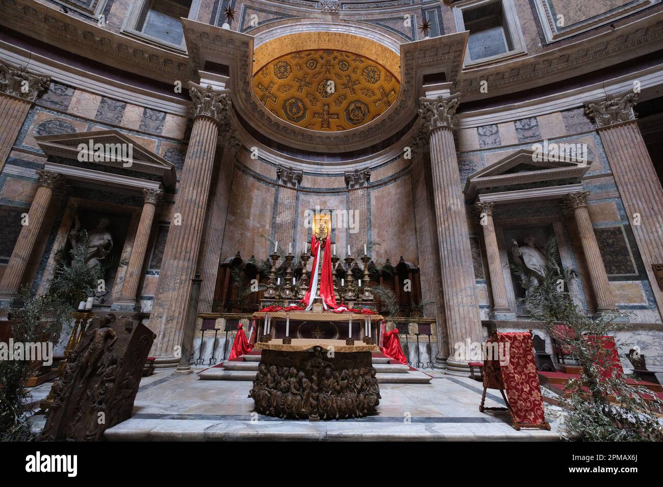 Rom, Italien. 12. April 2023. Innenansicht des Pantheons von Agrippa oder Pantheon von Rom, ein antiker römischer Tempel und derzeit eine Kirche in der Stadt Rom, ein wichtiger Punkt von touristischem Interesse. (Kreditbild: © Atilano Garcia/SOPA Images via ZUMA Press Wire) NUR REDAKTIONELLE VERWENDUNG! Nicht für den kommerziellen GEBRAUCH! Stockfoto