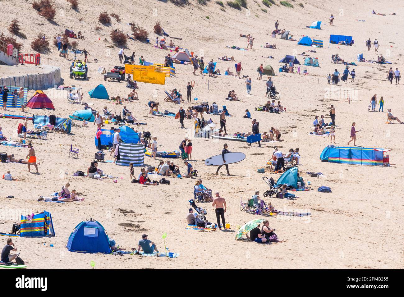 Urlauber genießen das sonnige, warme Wetter am Fistral Beach in Newquay in Cornwall in Großbritannien. Stockfoto