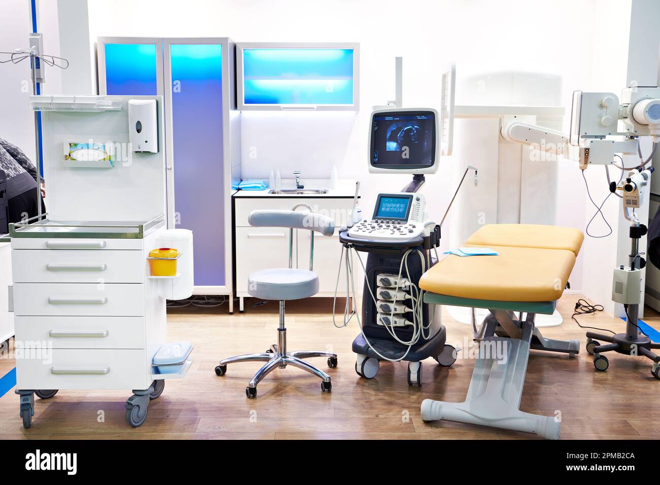 Möbel und Geräte für einen medizinischen Ultraschallraum Stockfoto