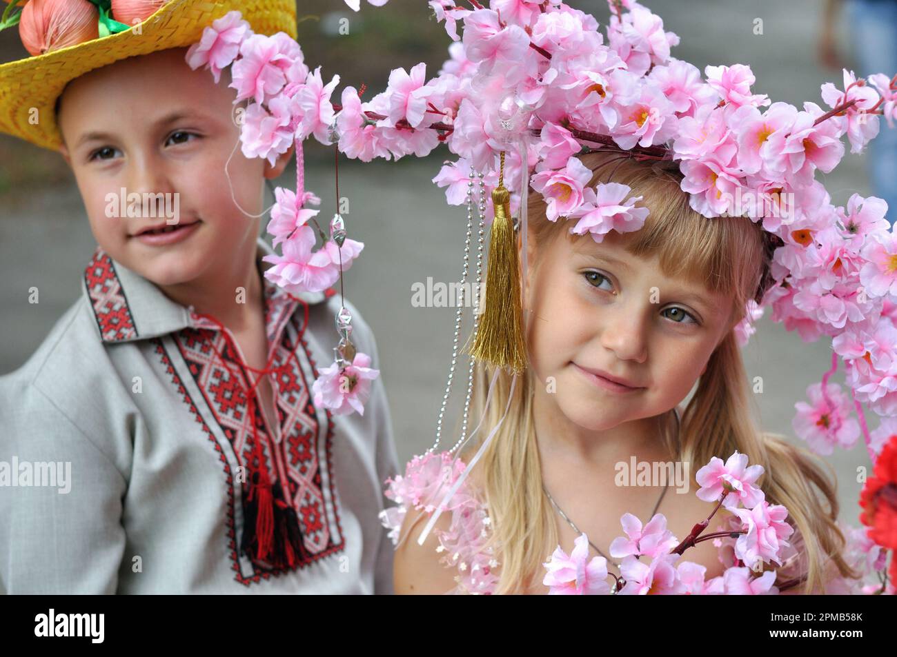 Cherkasy, Ukraine - Jule 6,2018. Ukrainische Kleinkinder in leuchtenden Kleidern zum Schönheits- und Modewettbewerb beim traditionellen alljährlichen slawischen Feiertag Stockfoto