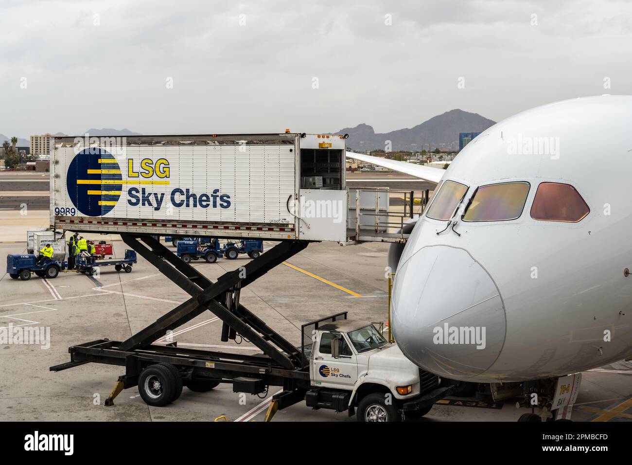 Phoenix, AZ - 21. März 2023: LSG Sky Chefs Fahrzeug wird am Sky Harbor International Airport mit Bordverpflegung in ein Flugzeug geladen. Stockfoto