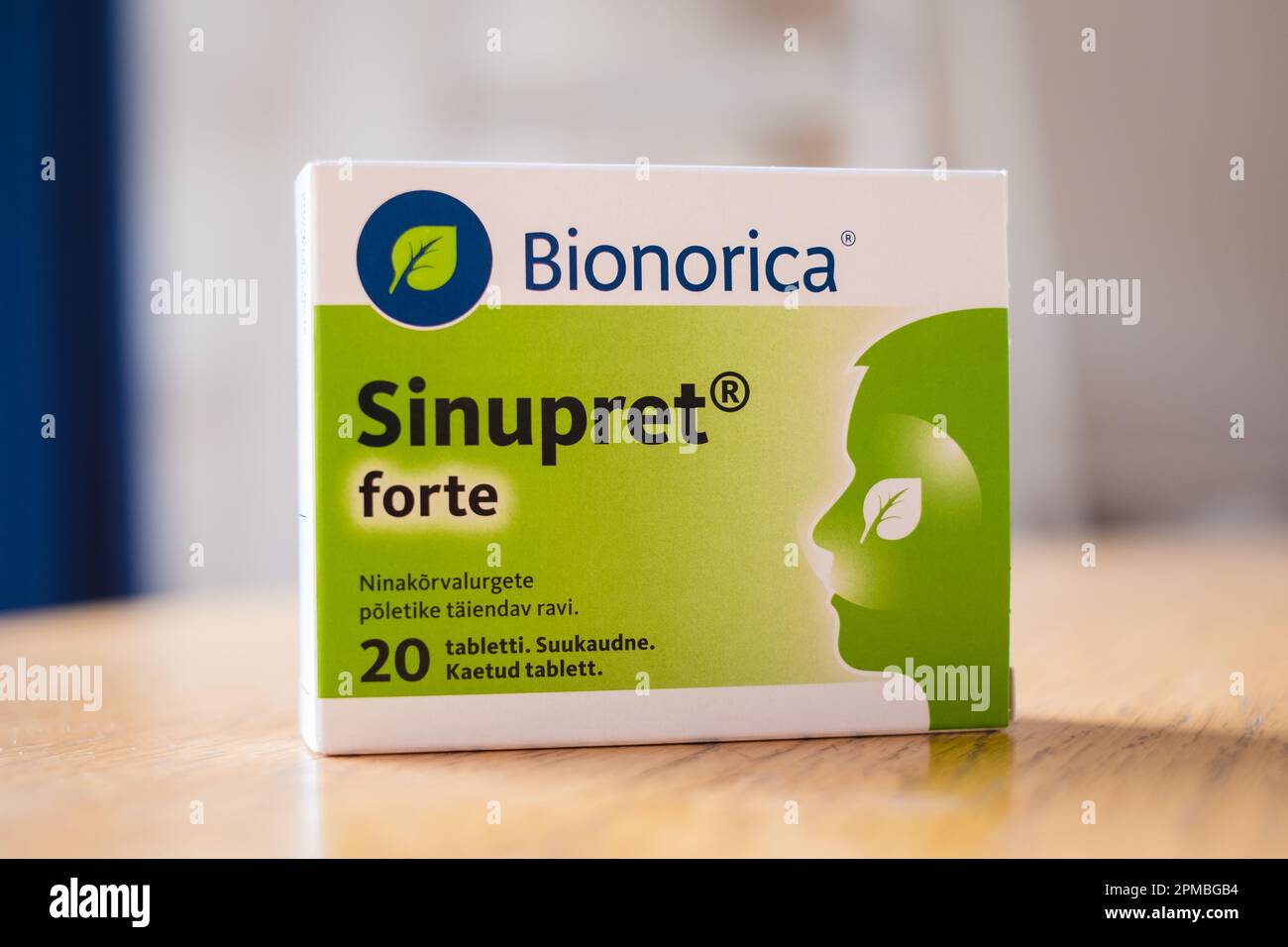 Tallinn, Estland - 9. April 2023: Sinupret Forte Tabletten von Bionorica Kräutermedizin zur Behandlung akuter, unkomplizierter Entzündungen der Nasennebenhöhlen Stockfoto