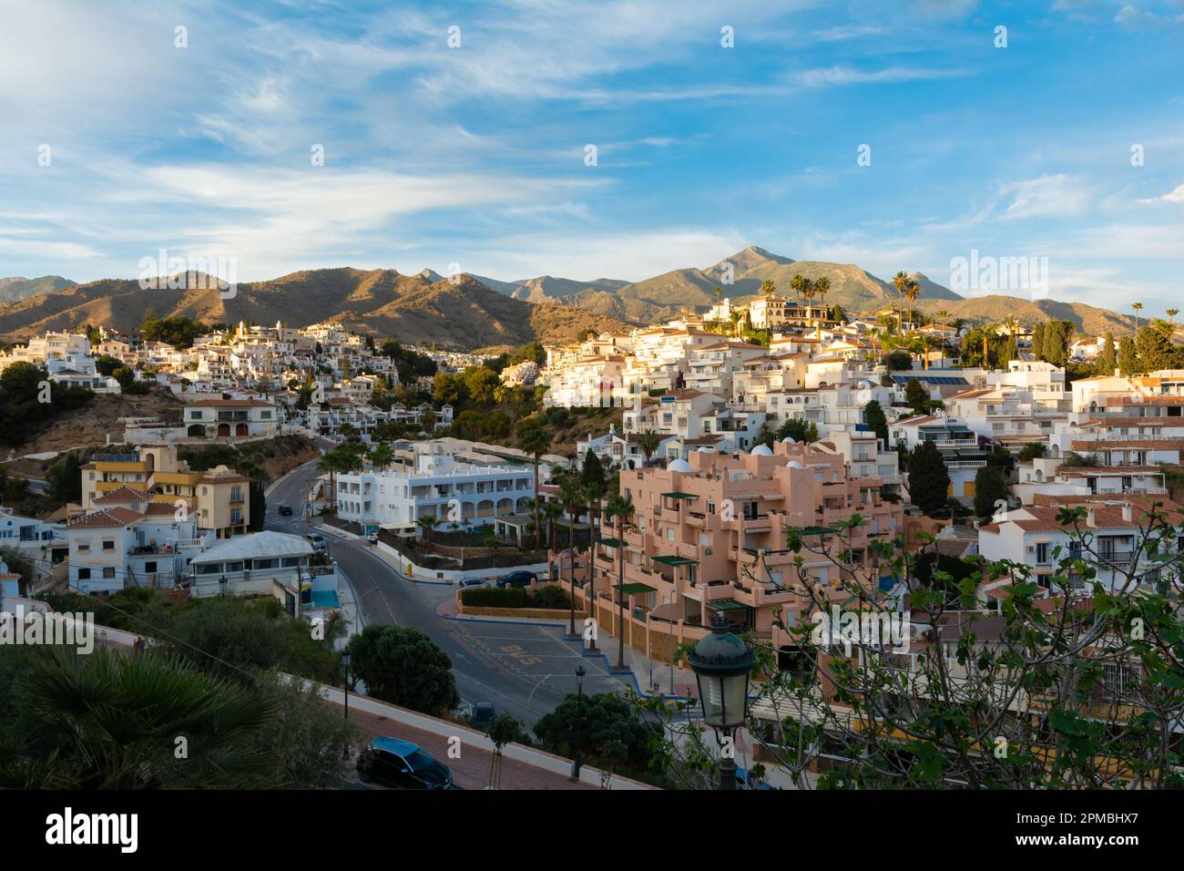 "Nerja, Andalusien, Provinz Malaga/Spanien - März 26 2023 : die Stadt Nerja liegt wunderschön am Alboran Meer" Stockfoto