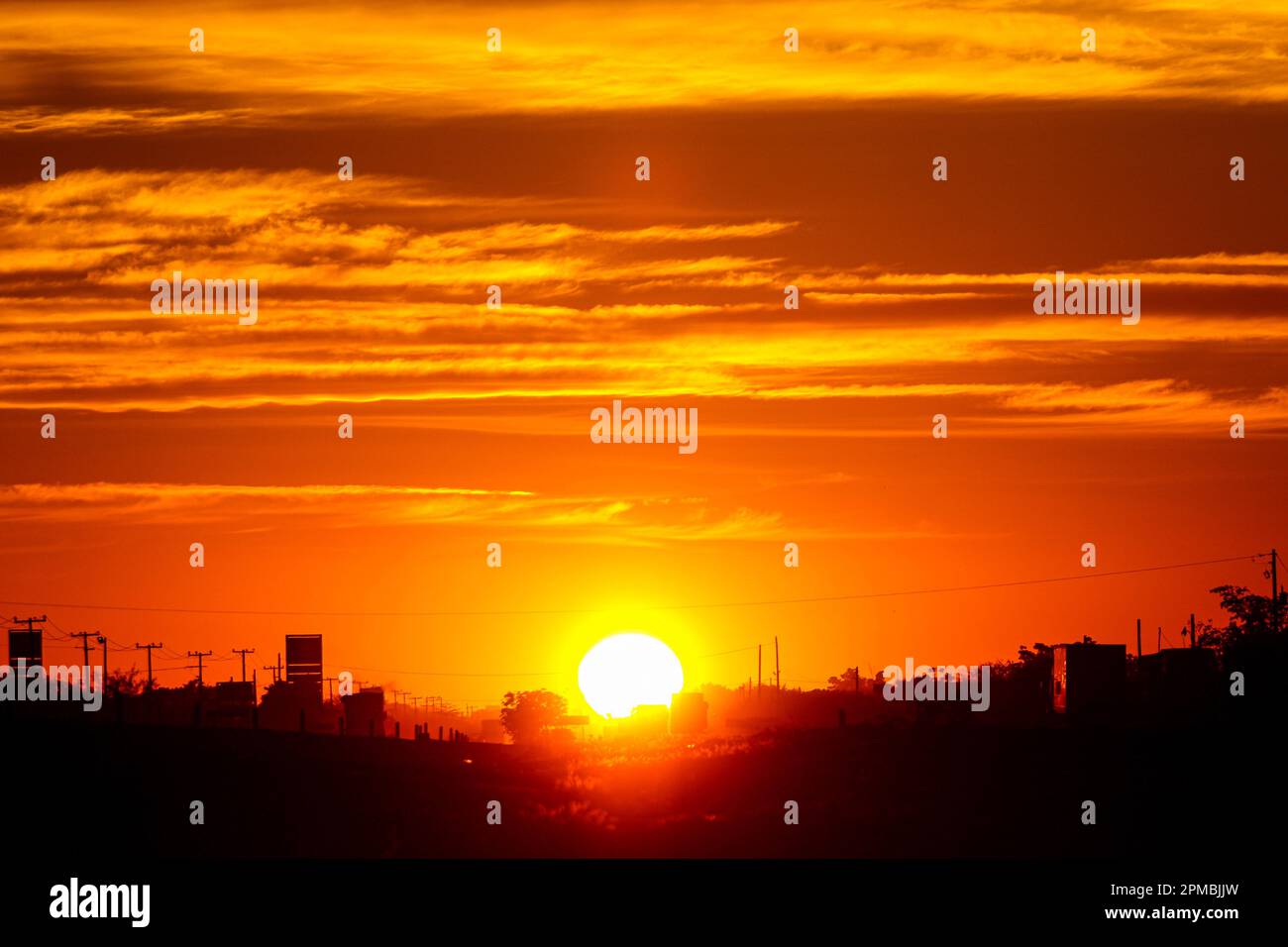 Sonnenuntergang auf dem Highway 15, der durch die Yaquis-Städte zwischen den Gemeinden Empalme und Ciudad Obregon im südmexikanischen Bundesstaat Sonora, Mexiko führt. © (© Photo by Luis Gutierrez / Norte Photo) atardecer en la carretera 15 a su paso por los pueblos Yaquis entre los municipios de Empalme y Ciudad Obregon sur del estado mexicano de Sonora, Mexiko . © (© Photo by LuisGutierrez / Norte Photo) Stockfoto