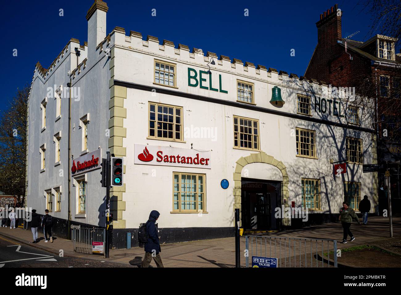 Santander Branch in Norwich UK im historischen Grade II Bell Hotel Gebäude am Orford Hill in Norwich. CL7 mit C19 Verlängerungen und C20 Optionen. Stockfoto