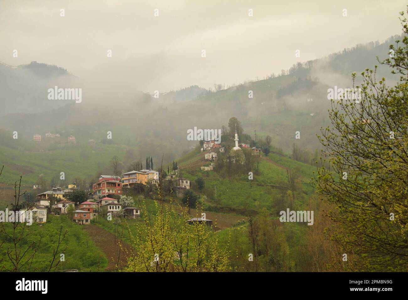 Der Frühling passt sehr gut zur Landschaft, den Bergen und Dörfern, vor allem wenn es ein wenig Nebel gibt. Stockfoto