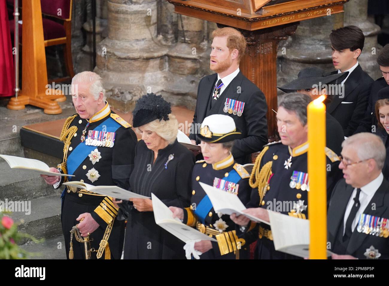 Dossier Foto vom 19/09/22 des Herzogs von Sussex (Mitte rechts), der Herzogin von Sussex (Mitte hinten), (erste Reihe, links nach rechts) König Karl III., der Königlichen Gemahlin, Prinzessin Royal, Vizeadmiral Sir Timothy Laurence und der Herzog von York während der Beerdigung von Königin Elizabeth II. In Westminster Abbey in London. Der Buckingham-Palast hat angekündigt, dass der Herzog von Sussex an der Krönung von König Karl III. Teilnehmen wird, aber die Herzogin von Sussex bleibt in Kalifornien mit Prinz Archie und Prinzessin Lilibet. Stockfoto