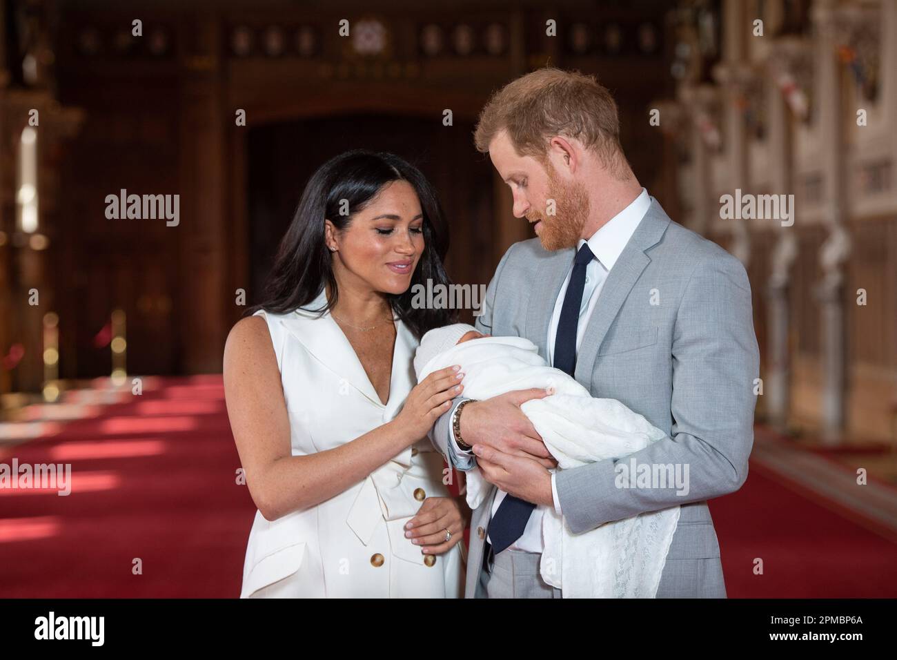 Aktenfoto vom 08.05/19 des Herzogs und der Herzogin von Sussex mit ihrem kleinen Sohn (Name später bekannt gegeben als Archie Harrison Mountbatten-Windsor) während eines Fotogesprächs in der St. George's Hall am Windsor Castle in Berkshire. Der Buckingham-Palast hat angekündigt, dass der Herzog von Sussex an der Krönung von König Karl III. Teilnehmen wird, aber die Herzogin von Sussex bleibt in Kalifornien mit Prinz Archie und Prinzessin Lilibet. Stockfoto