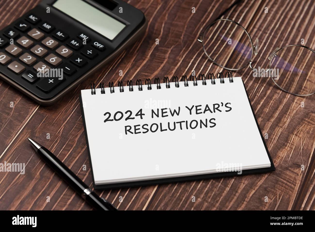 Notizblock mit Text 2024 Neujahrsvorsätze Stockfoto