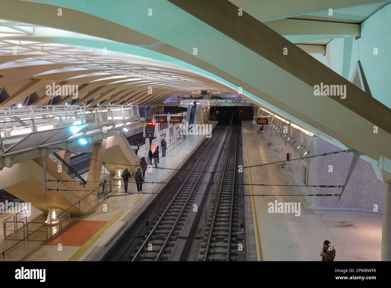 Spanien, Valencia, U-Bahn-Station Alameda von Santiago Calatrava, 1995, Bahnsteigebene // Spanien, Valencia, U-Bahn-Station Alameda von Santiago Calatrava Stockfoto