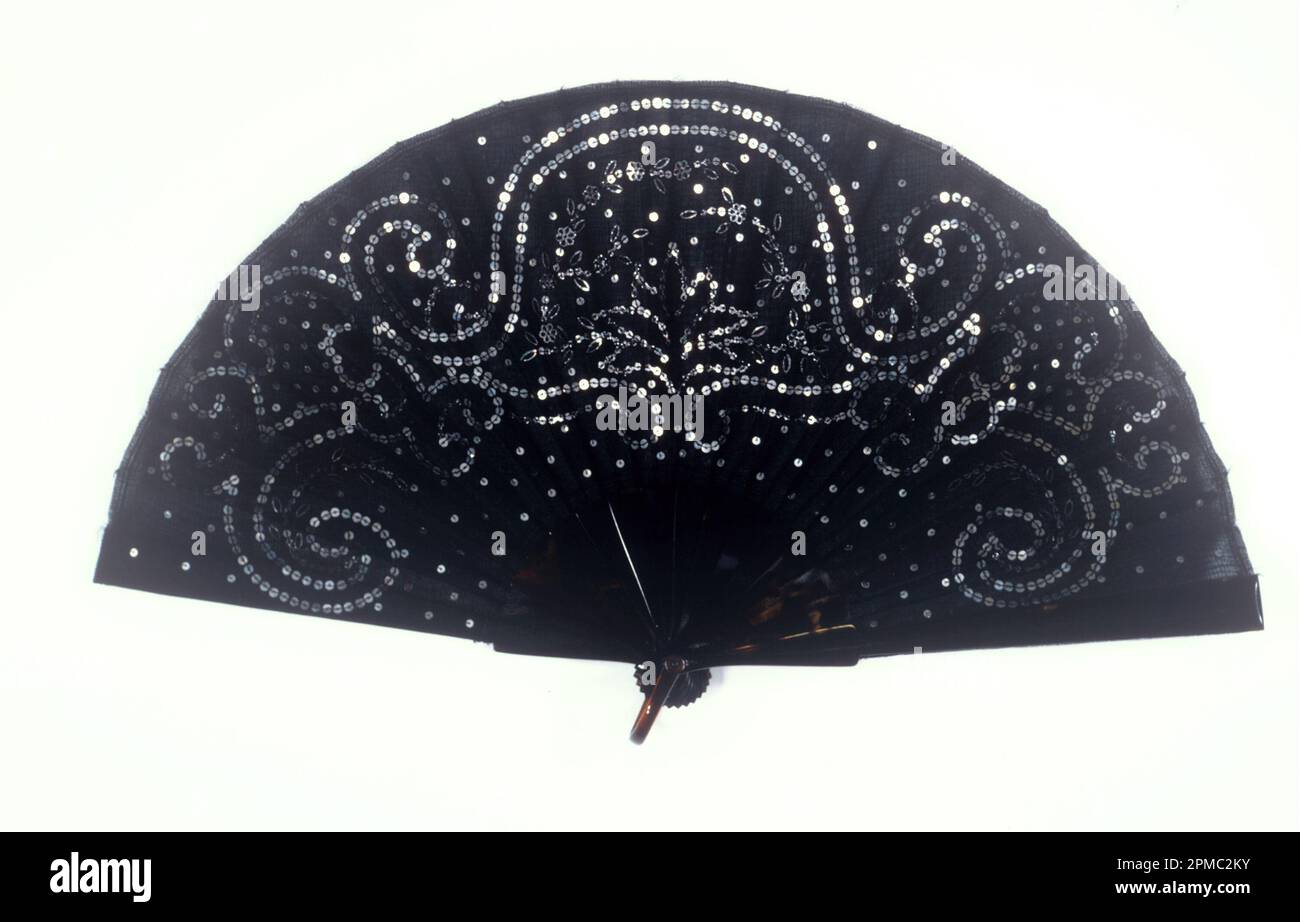 Plisseedetail Fan und Case; vertrieben von Tiffany und Co (Vereinigte Staaten); Seidenblätter bestickt mit Stahlpailletten, Schildkröten-Muschelstäbchen und Bügel Stockfoto