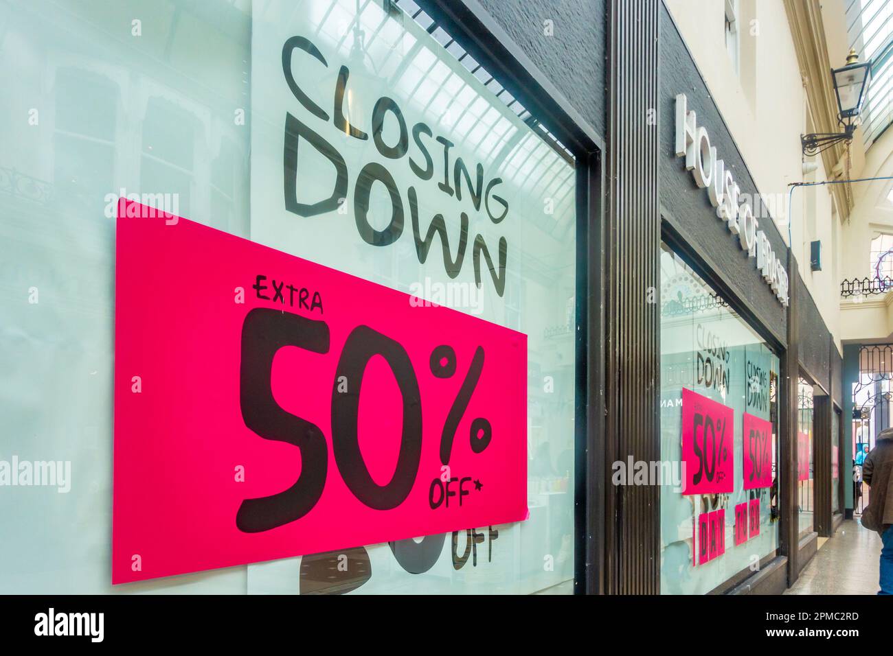 Ein Poster in einem Schaufenster des House of Fraser, auf dem 50 % Rabatt angeboten werden, während der Laden schließt. Stockfoto