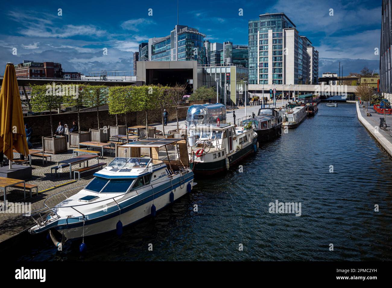 Paddington Basin London - das Paddington Basin am Regents Canal in London, das im Rahmen der Paddington Waterside-Entwicklung neu entwickelt wurde. Stockfoto