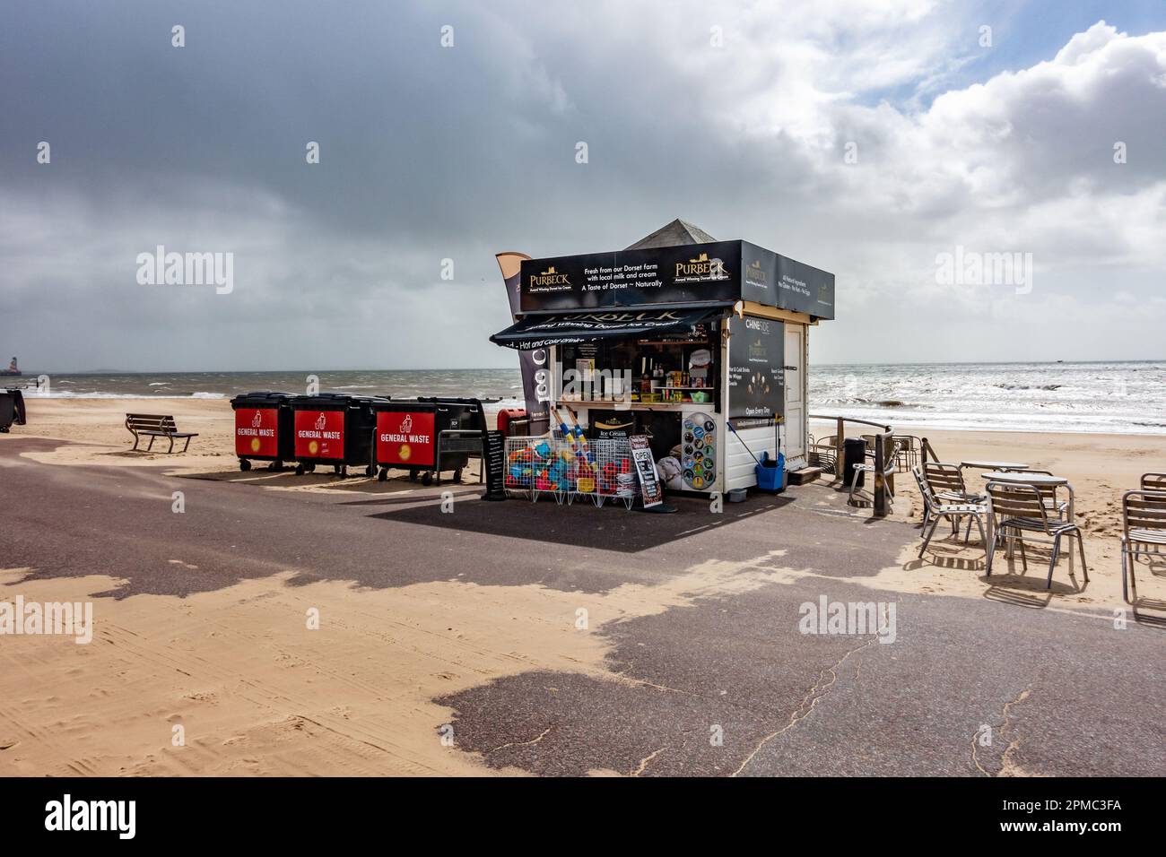 Ein Imbiss-, Getränke- und Eisstand am Strand von Alum Chine, Bournemouth, Großbritannien, im April, während ein Storm Noa schließt. Stockfoto