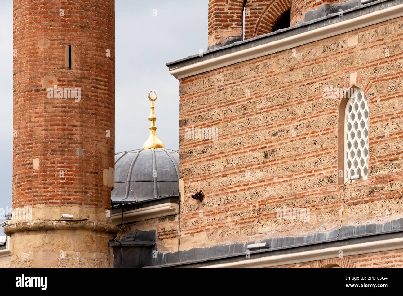 Goldenes Halbmond-islamisches Symbol oder Hilaal auf einem Minarett der Banya-Bashi-Moschee in Sofia, Bulgarien, Osteuropa, Balkan, EU Stockfoto