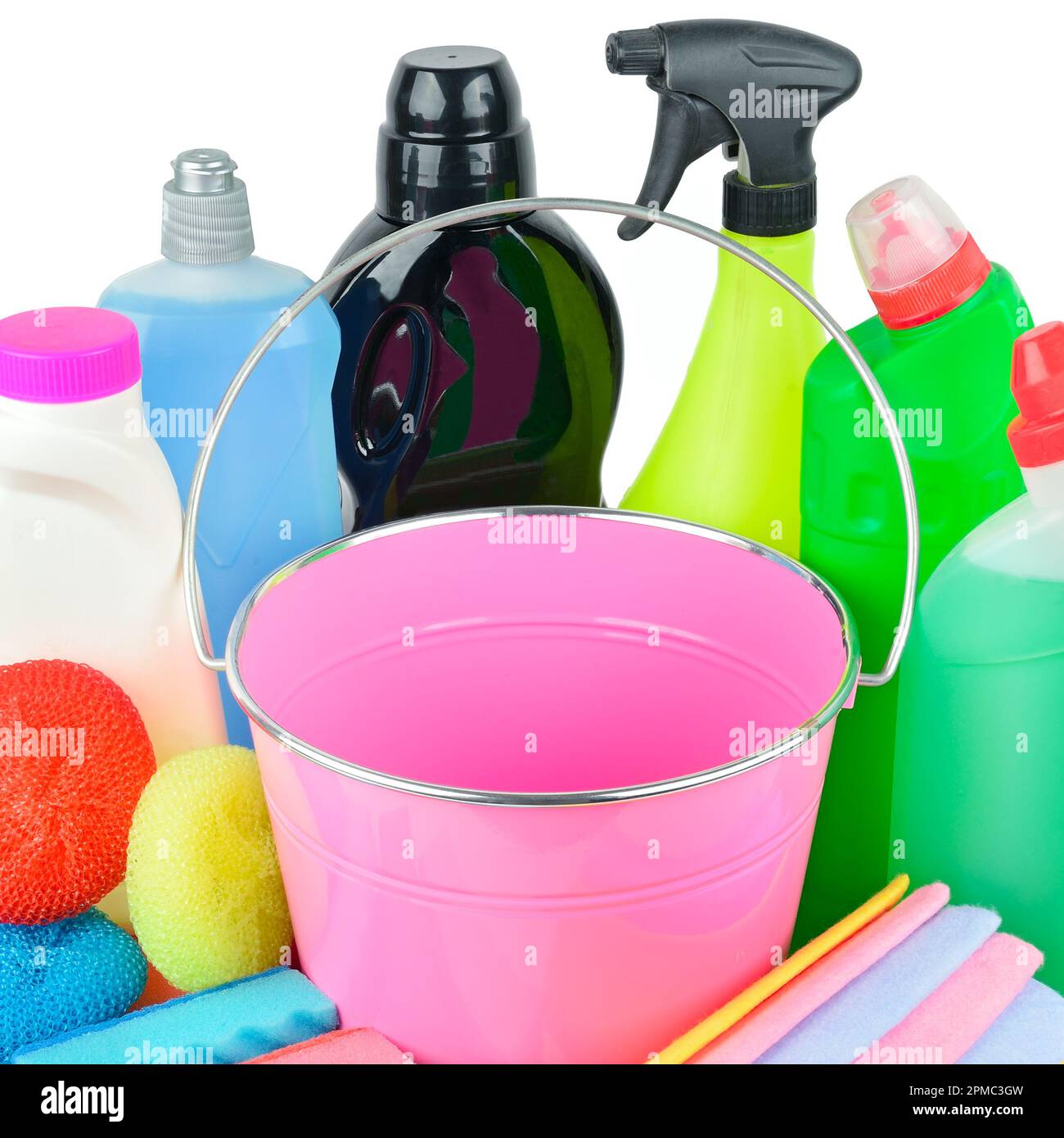 Set aus Haushaltschemikalien, Schwämmen, Servietteneimer zur Reinigung isoliert auf weißem Hintergrund. Stockfoto