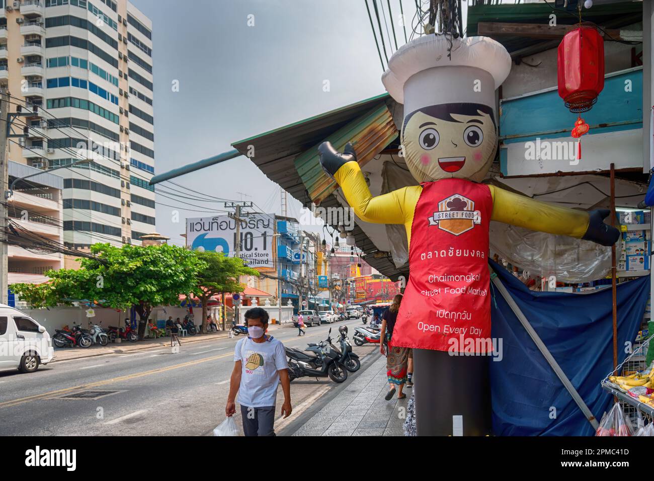 Pattaya, Thailand - März 13,2023: South Pattaya Road Dies ist ein lustiges und großes Maskottchen in Gelb und Rot eines thailändischen Street Food Restaurants. Stockfoto