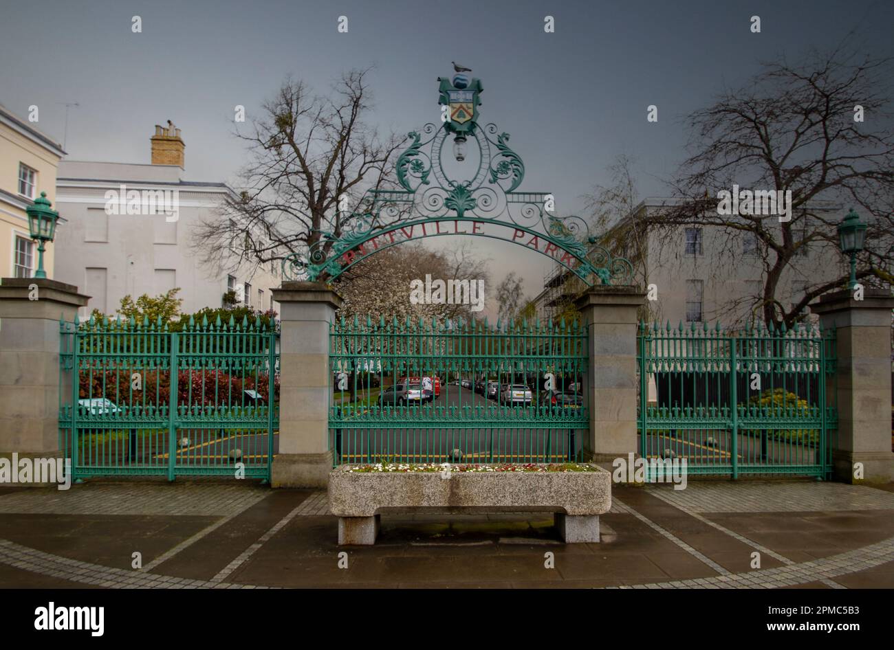 Die Pitville Gates stammen aus dem Jahr 1833 und bildeten den Eingang zum Pitville Estate in Cheltenham, Gloucestershire, Großbritannien Stockfoto