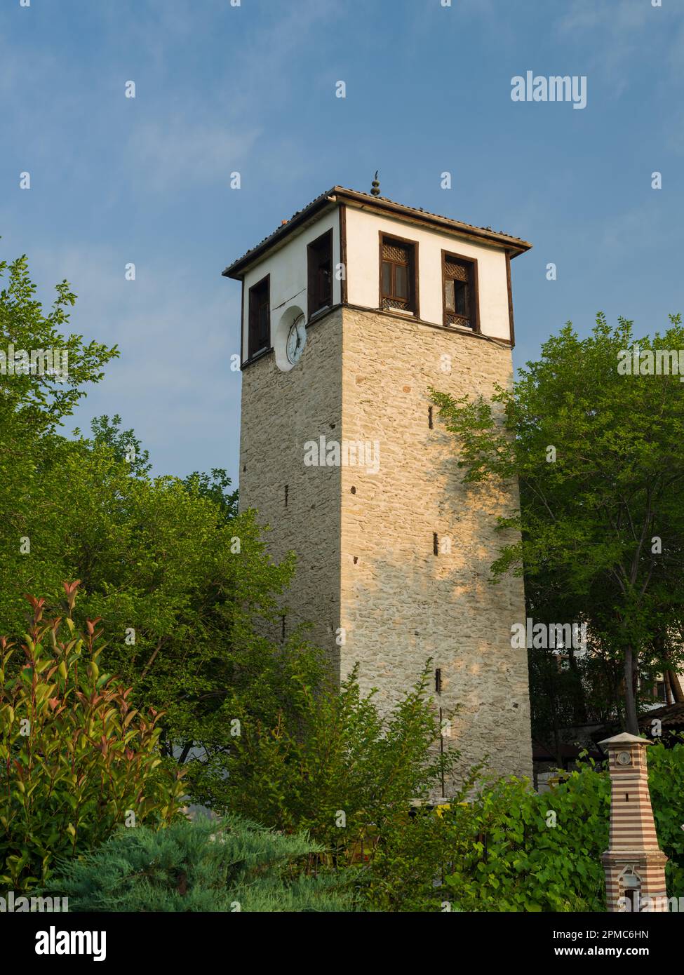 Safranbolu Uhrenturm. Osmanische Architektur. Es steht auf der Liste des UNESCO-Weltkulturerbes. Reiseziele in der Türkei. Karabuk, Türkiye Stockfoto