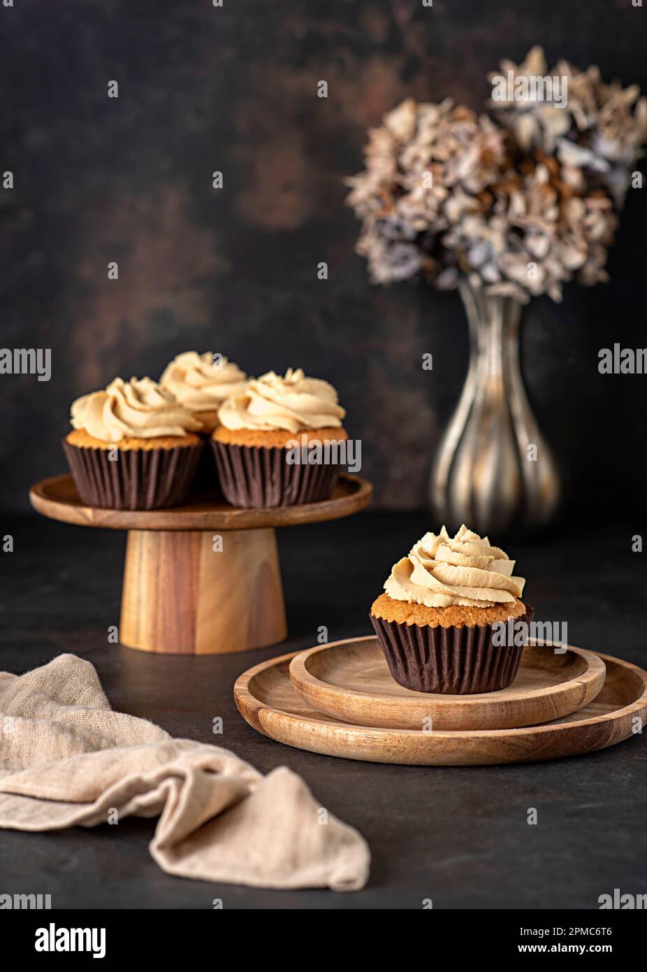Lebensmittelfotografie von Cupcakes, Muffins, Dessert, Gebäck, Kuchen, Bäckerei, Sahne, Karamell Stockfoto