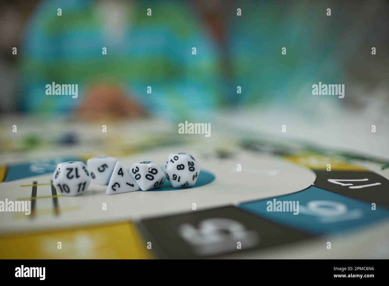 Hintergrundbild des Brettspieles mit Makroaufnahme des mehrseitigen Würfelsatzes, Kopierbereich Stockfoto
