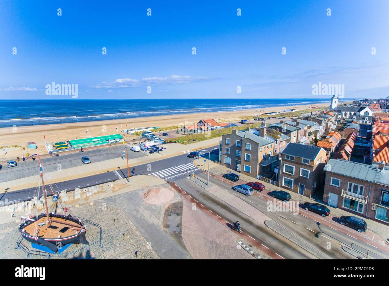 Blick vom Leuchtturm am Katwijk Aan Zee an der Nordsee in Südholland. Der Leuchtturm stammt aus dem Jahr 1605. Stockfoto