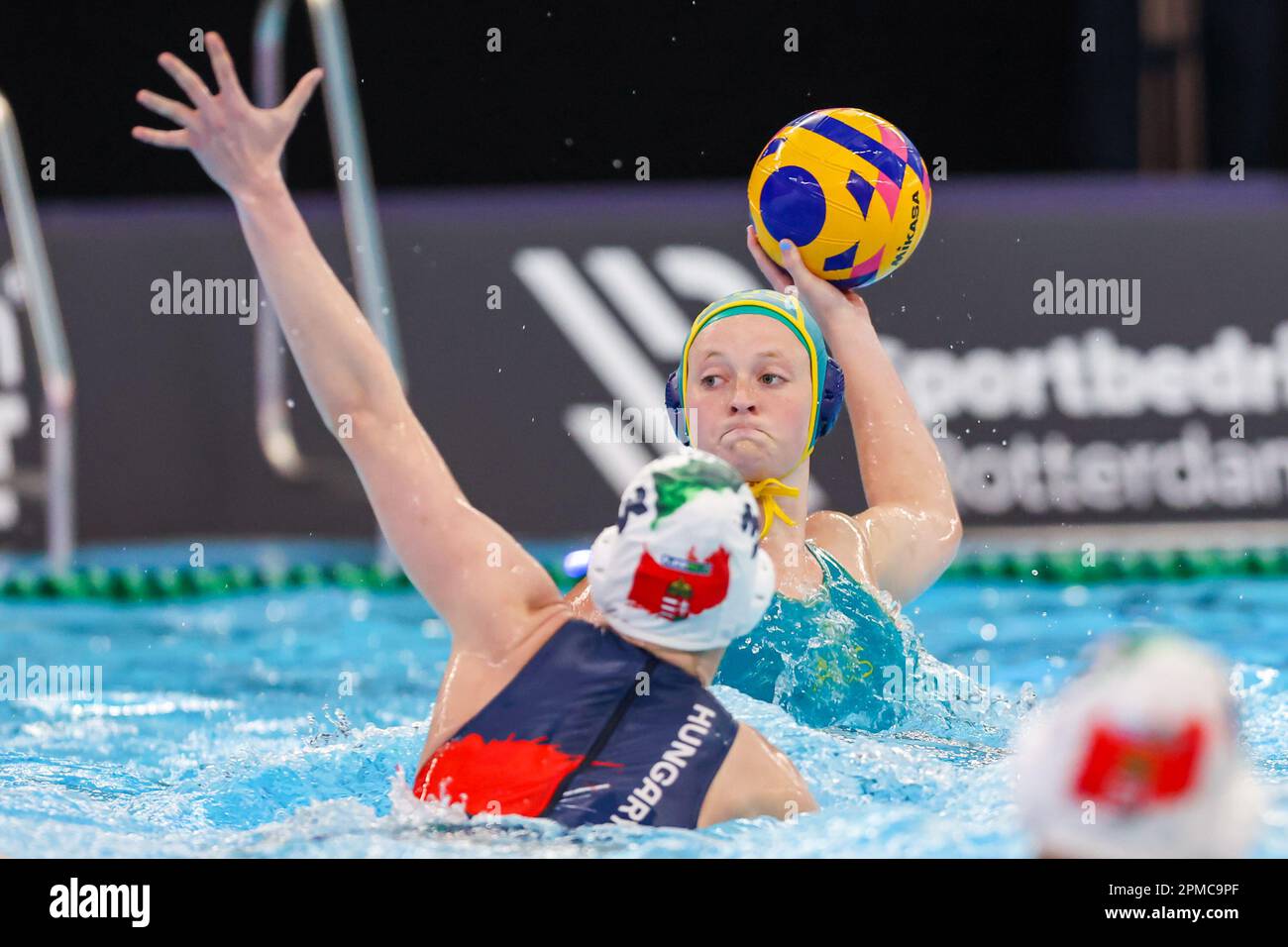 ROTTERDAM, NIEDERLANDE - APRIL 12: Vanda Valyi aus Ungarn, Abby Andrews aus Australien während der Wasserpolo-Weltmeisterschaft der Frauen 2023, Spiel der Division 1 gegen Australien am 12. April 2023 in Rotterdam, Niederlande (Foto: Albert Ten Hove/Orange Pictures) Stockfoto