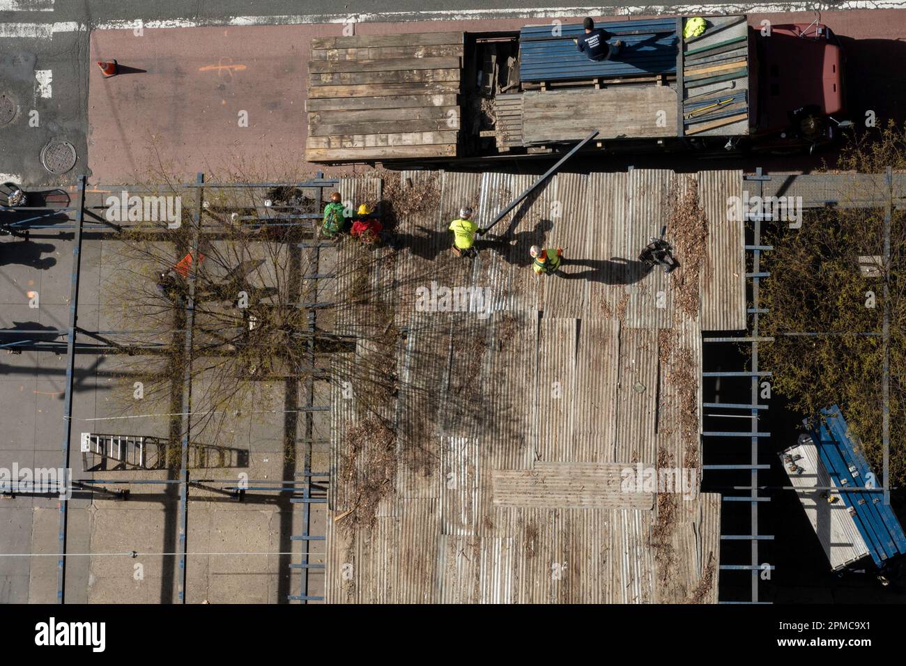 Arbeiter, die Bürgersteige, Schutzgerüste demontieren, von oben erschossen, Midtown, Manhattan, 2023, New York City, USA Stockfoto