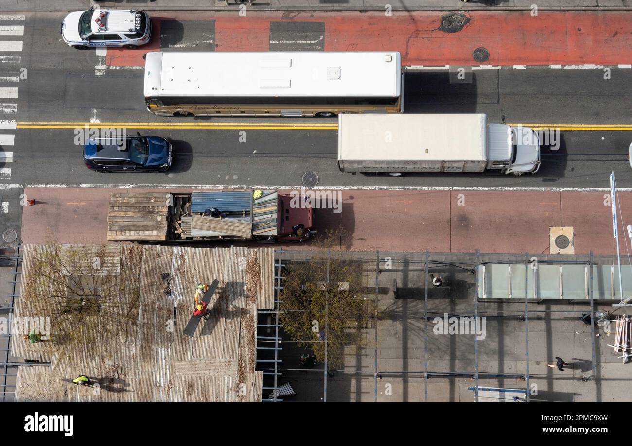 Arbeiter, die Bürgersteige, Schutzgerüste demontieren, von oben erschossen, Midtown, Manhattan, 2023, New York City, USA Stockfoto