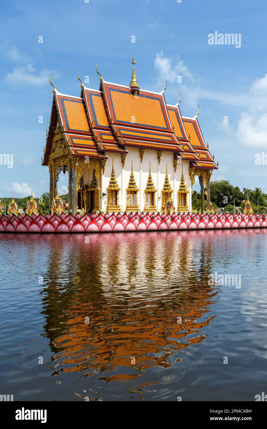 Wahrzeichen des Wat Plai Laem Tempels im Porträtformat auf der Insel Ko Samui in Thailand Stockfoto