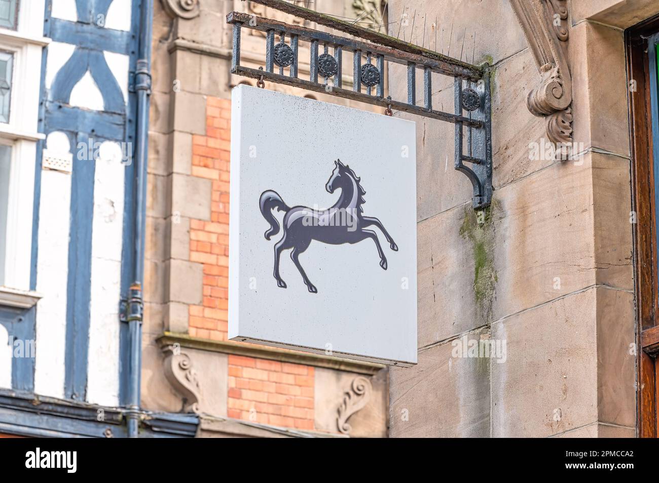 CHESTER, Vereinigtes Königreich, 9. APRIL 2023: Pferdelogo für die Lloyds Bank Stockfoto