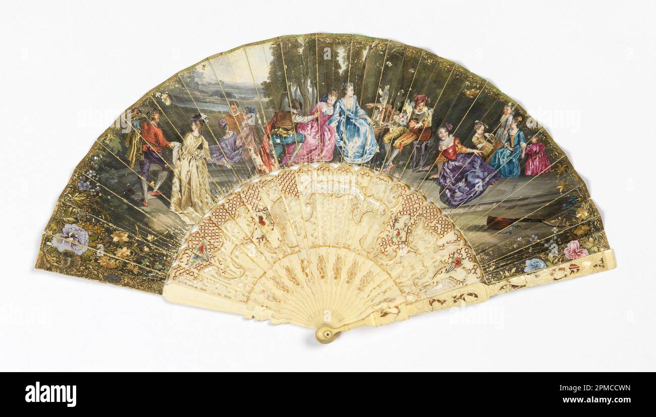 Fächer mit Plisseedetail; nach Antoine Watteau (Französisch, 1684–1721); Pergamentblätter in Aquarell lackiert, geschnitzte und durchbohrte Perlmuttstäbchen mit Goldfolie und aufgebrachter Strohdekoration Stockfoto