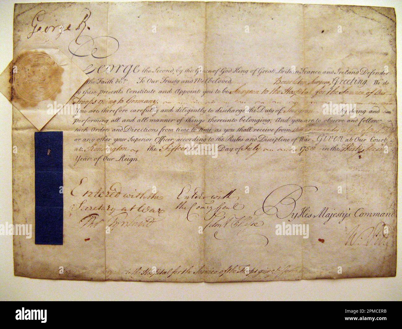 Manuskript von Kalligraphie, Ermächtigung zur Ernennung eines Militärchirurgen; Kalligrapher: William Pitt (1768-1788); England; Stift und braune Tinte, blaues Seidenband Stockfoto