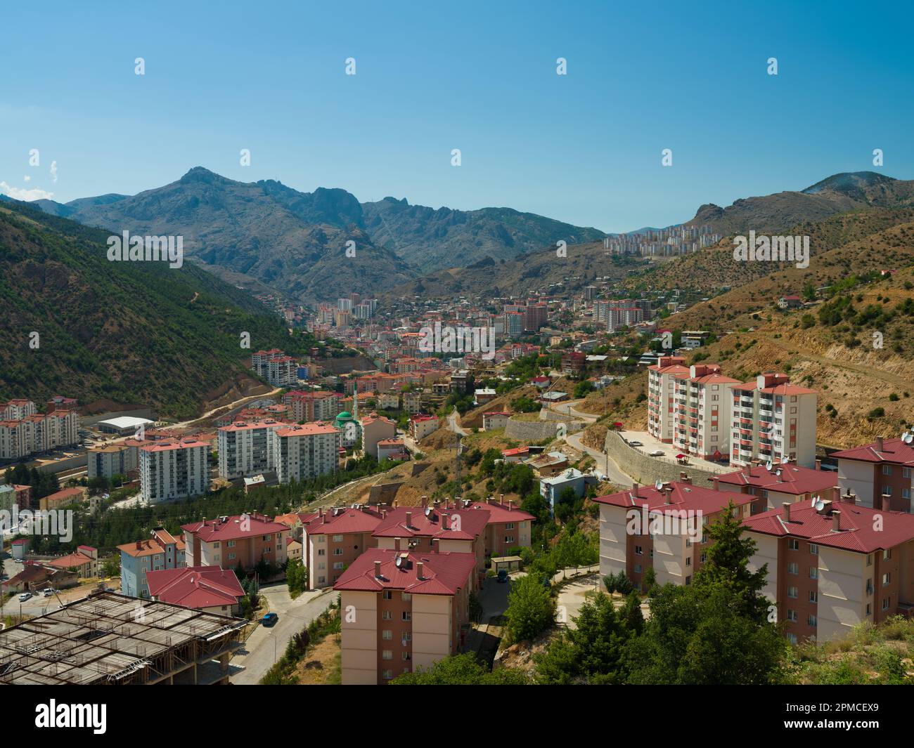 Gumushane, Türkei. 1. Juli 2021. Blick auf die Stadt Gumushane von oben. Sommersaison. Stockfoto