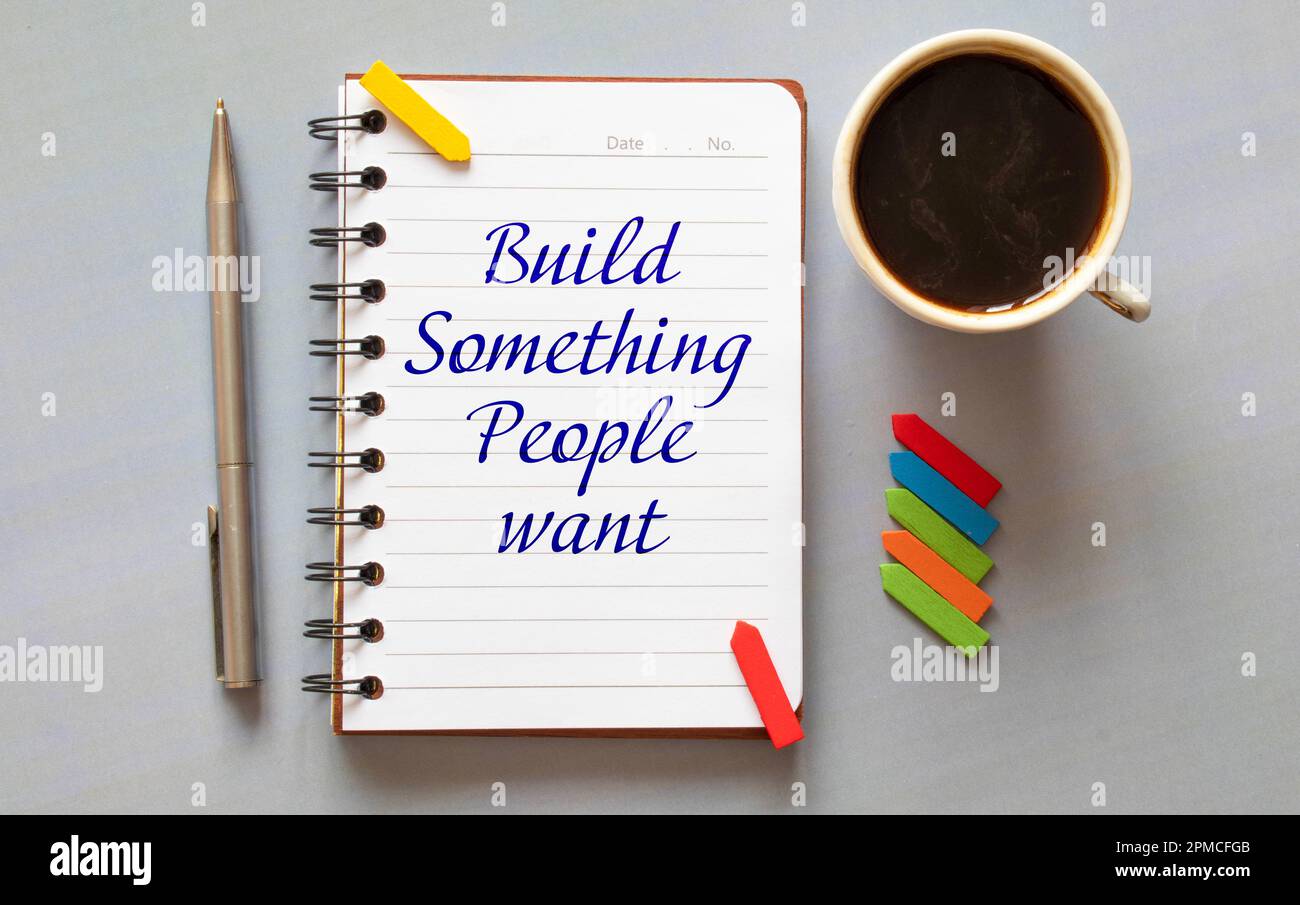 Holzblöcke mit den Worten „Bauen Sie etwas, was die Menschen wollen“. Stockfoto
