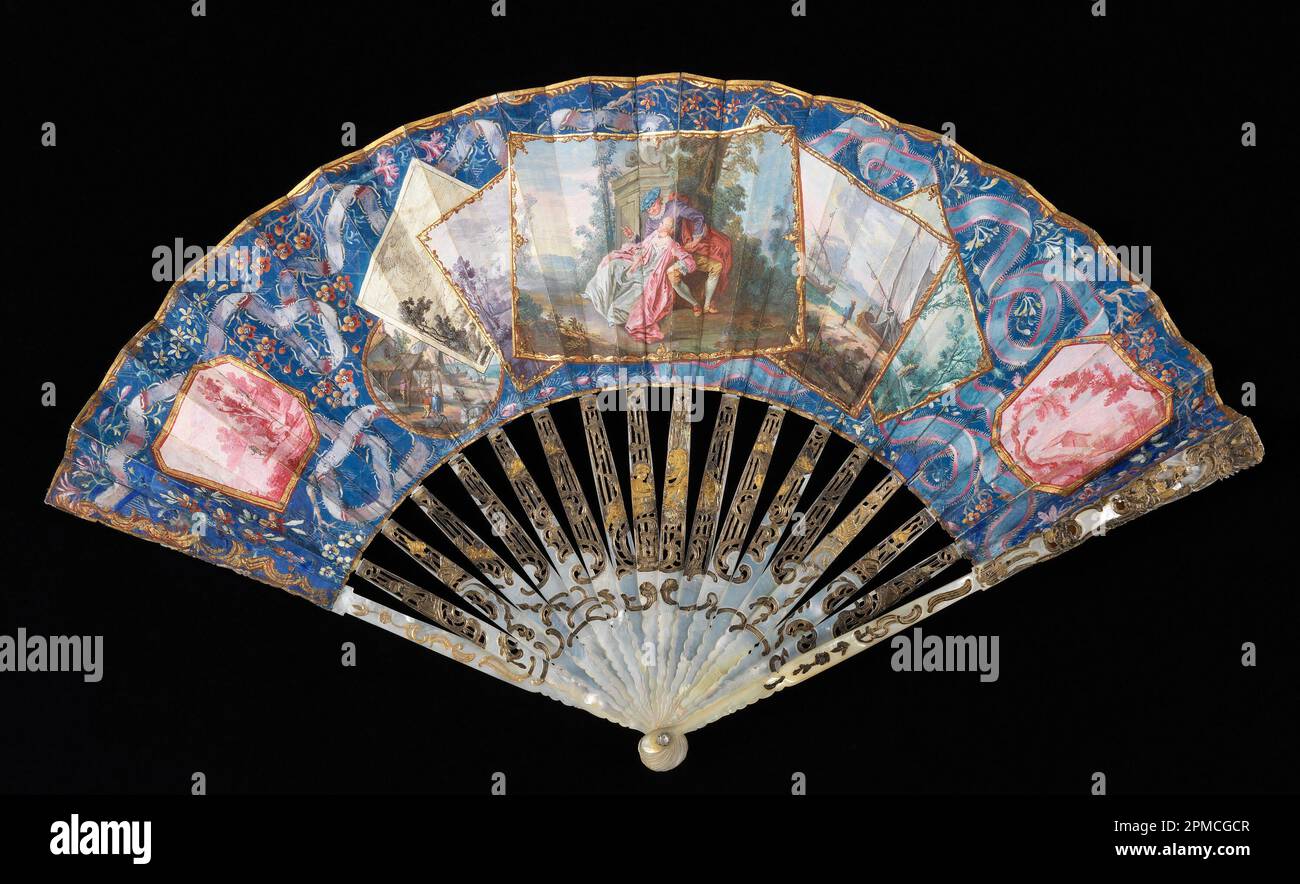 Fächer mit Plisseedetail; nach Jean Baptiste Joseph Pater; gefärbtes Pergamentblatt mit lackiertem Papier, geschnittene und durchbohrte Perlmuttstäbchen mit aufgetragener Metallfolie, Glasstein an den Nieten Stockfoto
