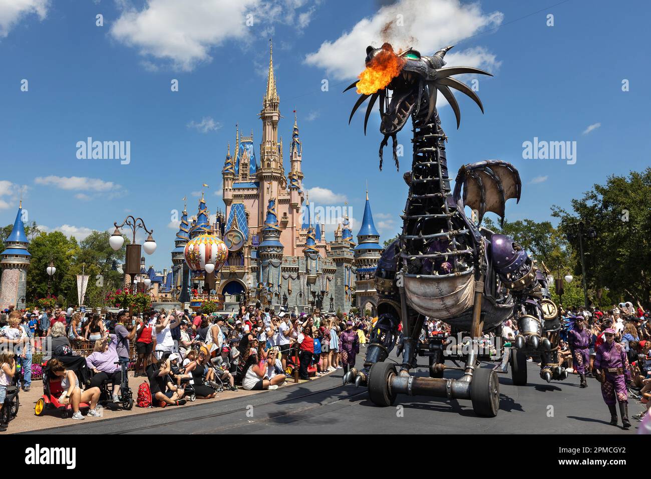 Die legendäre Parade von Disney-Figuren vorbei am Cinderella Castle in Disney World in Orlando, Florida, USA Stockfoto