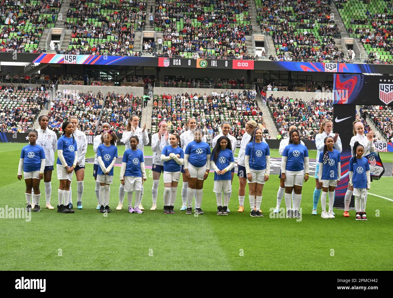 Die Spieler aus den USA treffen sich mit den Mädchen aus der Region, um vor der ersten Hälfte einer gegen die Republik Irland (IRL) freundlichen US-amerikanischen Frauennationalmannschaft (USWNT) das Allegiance-Versprechen zu geben, während sich beide Mannschaften auf die bevorstehende Frauen-Weltmeisterschaft im Laufe des Jahres 2023 vorbereiten. Das US-Team hat das irische Team am 8. April 2023 um 2-0 Uhr geschlagen Stockfoto