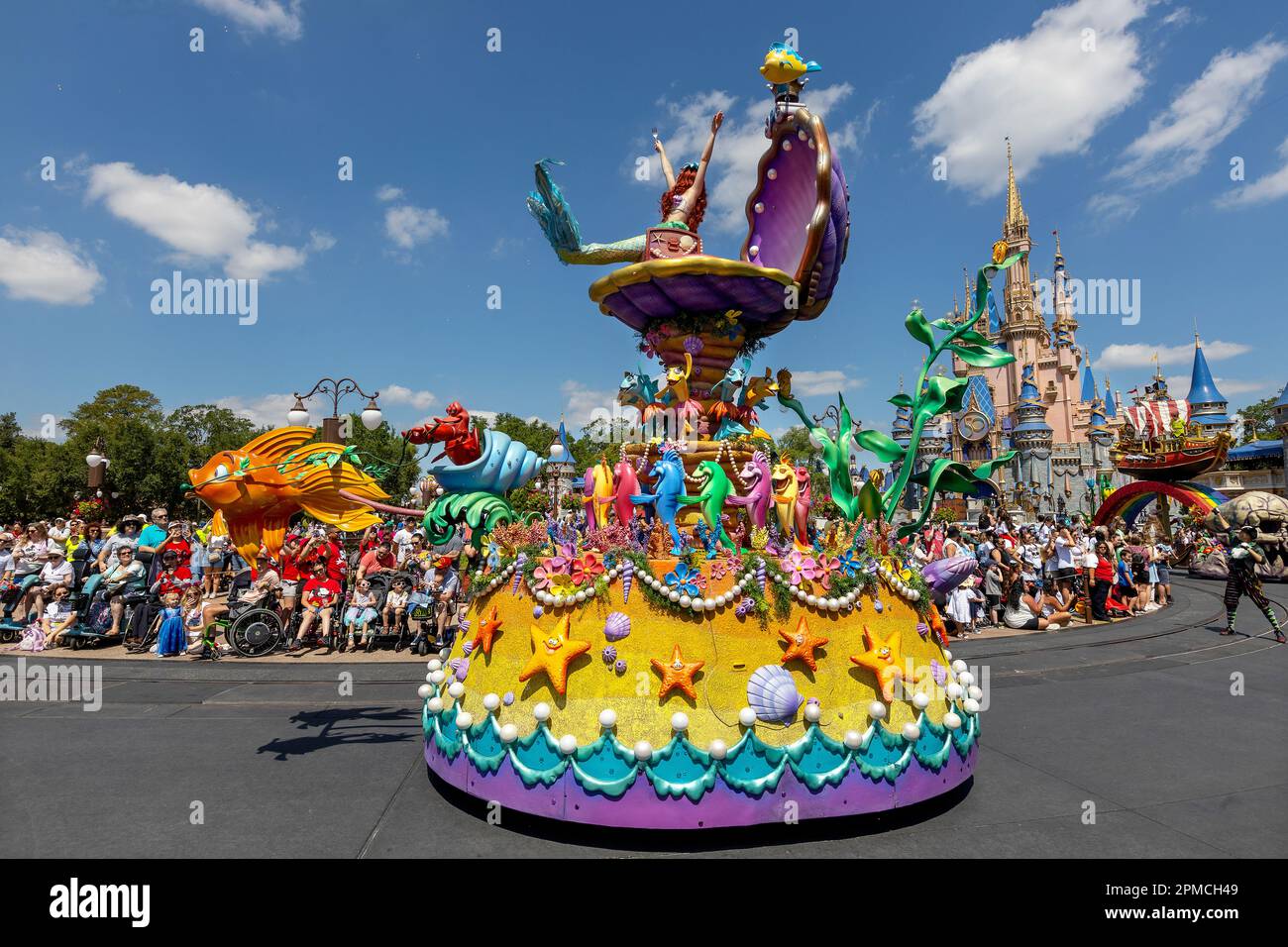 Die legendäre Parade von Disney-Figuren vorbei am Cinderella Castle in Disney World in Orlando, Florida, USA Stockfoto