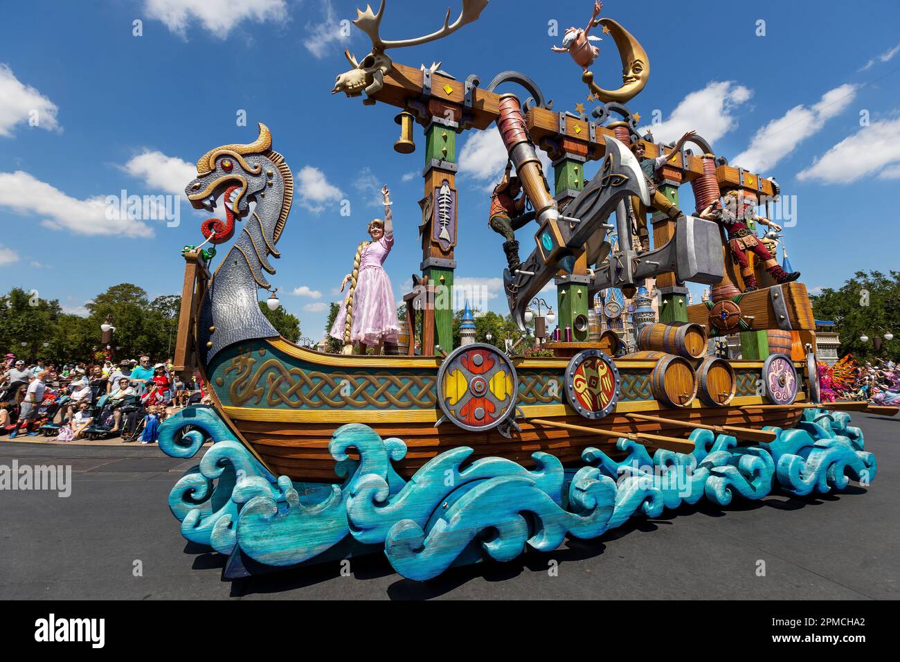 Die legendäre Parade von Disney-Figuren vorbei am Cinderella Castle in Disney World in Orlando, Florida, USA Stockfoto