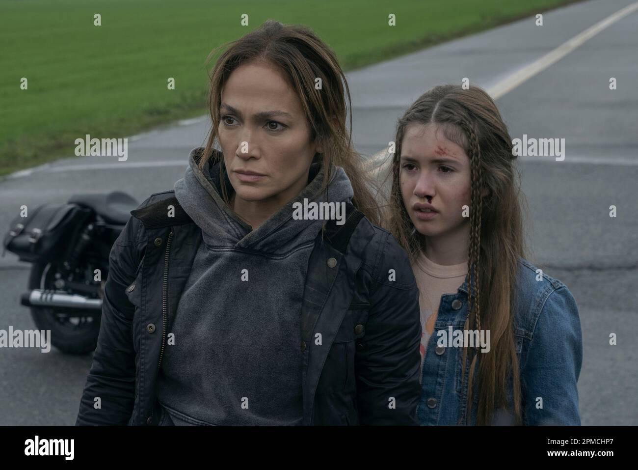 VERÖFFENTLICHUNGSDATUM: 12. Mai 2023 TITEL: The Mother STUDIO: Netflix DIRECTOR: Niki Caro PLOT: Während der Flucht vor gefährlichen Angreifern kommt ein Attentäter aus dem Versteck, um ihre Tochter zu beschützen, die sie früher im Leben verlassen hat. MIT JENNIFER LOPEZ als Mutter und LUCY PAEZ als Zoe. (Kreditbild: © Netflix/Entertainment Pictures/ZUMAPRESS.com) NUR REDAKTIONELLE VERWENDUNG! Nicht für den kommerziellen GEBRAUCH! Stockfoto